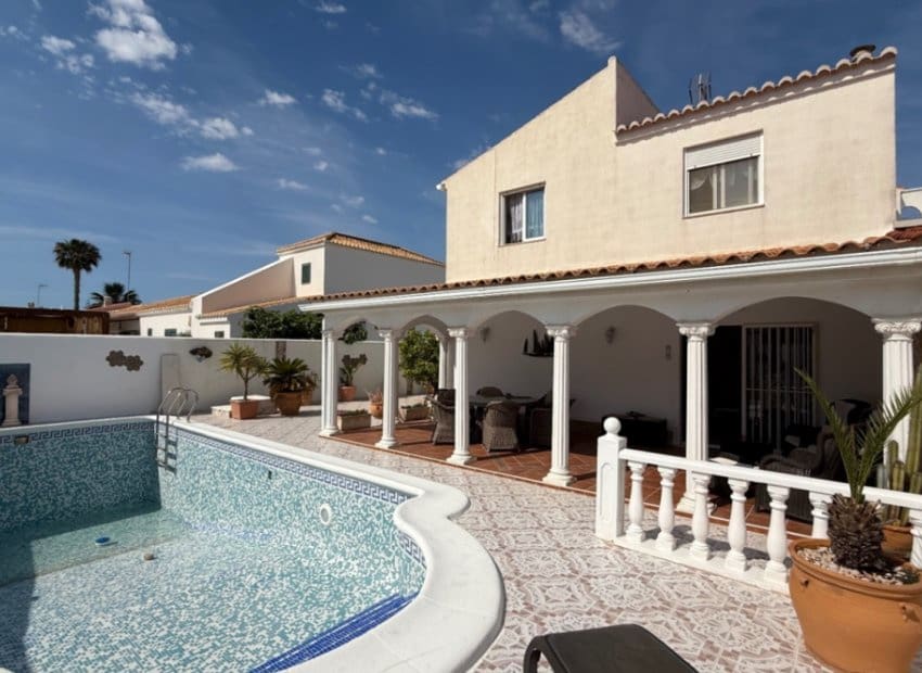 3 bedroom Villa for sale in Torrevieja with pool - € 399,000 (Ref: 9211324)