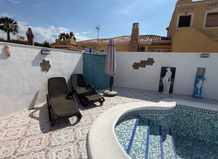 3 bedroom Villa for sale in Torrevieja with pool - € 399,000 (Ref: 9211324)