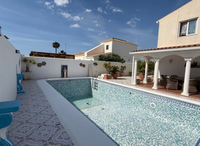 3 bedroom Villa for sale in Torrevieja with pool - € 399,000 (Ref: 9211324)