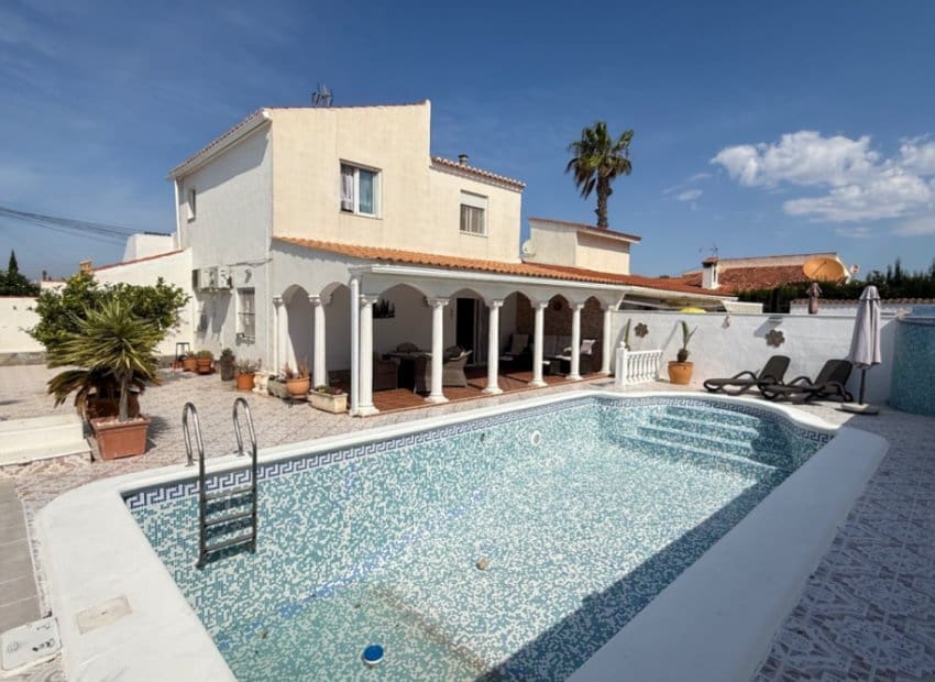 3 bedroom Villa for sale in Torrevieja with pool - € 399,000 (Ref: 9211324)