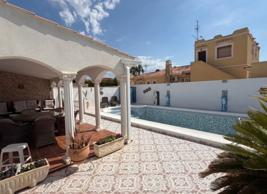 3 bedroom Villa for sale in Torrevieja with pool - € 399,000 (Ref: 9211324)