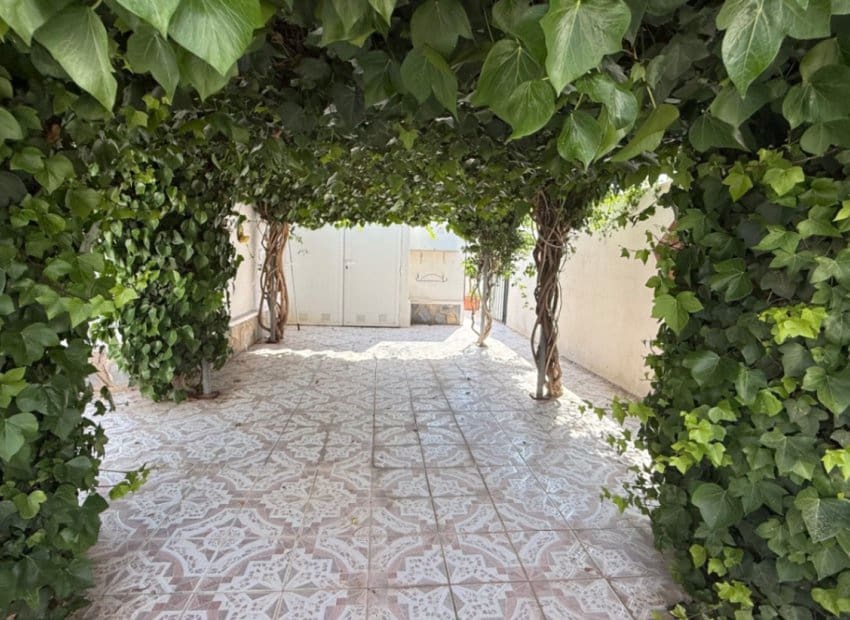 3 bedroom Villa for sale in Torrevieja with pool - € 399,000 (Ref: 9211324)