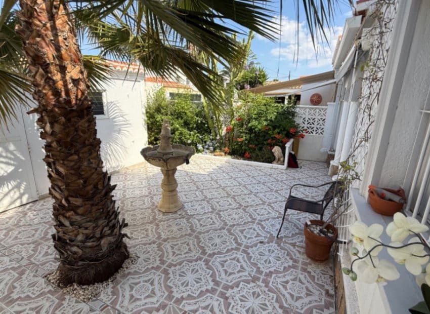 3 bedroom Villa for sale in Torrevieja with pool - € 399,000 (Ref: 9211324)