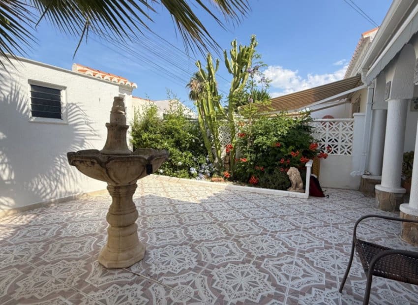 3 bedroom Villa for sale in Torrevieja with pool - € 399,000 (Ref: 9211324)