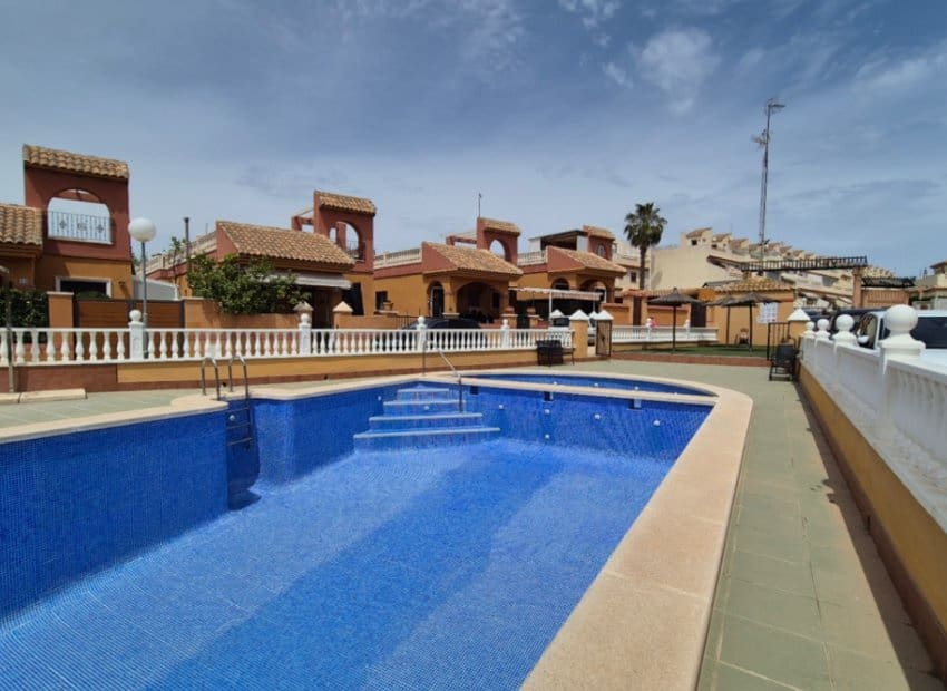 2 bedroom Villa for sale in Torrevieja with pool - € 322,400 (Ref: 9211325)