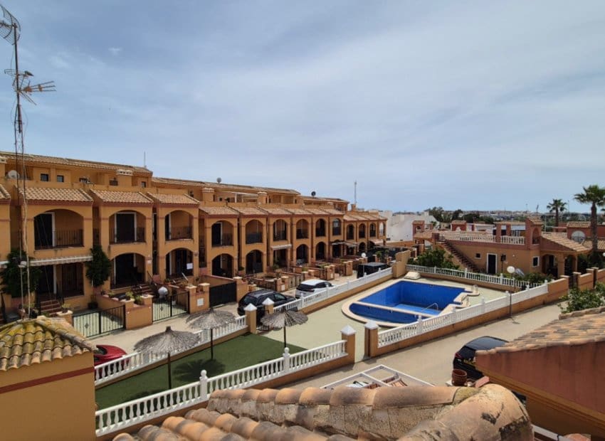 2 bedroom Villa for sale in Torrevieja with pool - € 322,400 (Ref: 9211325)