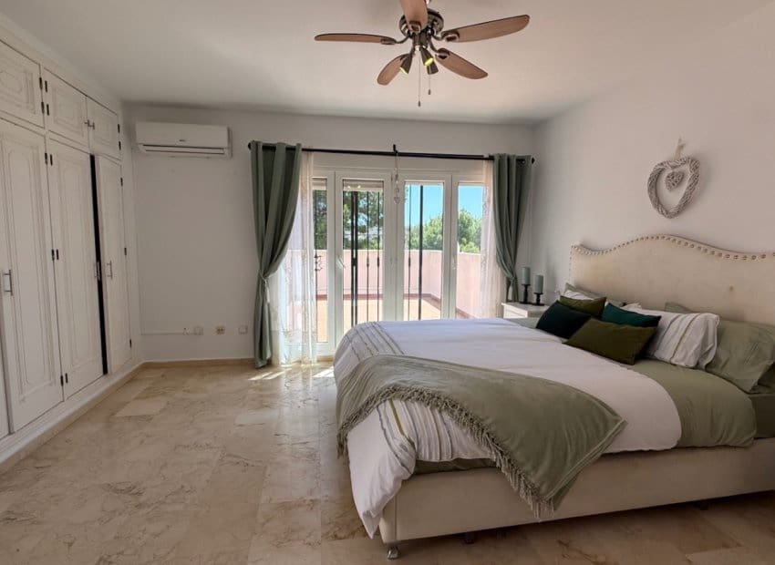 4 bedroom Villa for sale in Dehesa de Campoamor with pool - € 675,000 (Ref: 9211328)