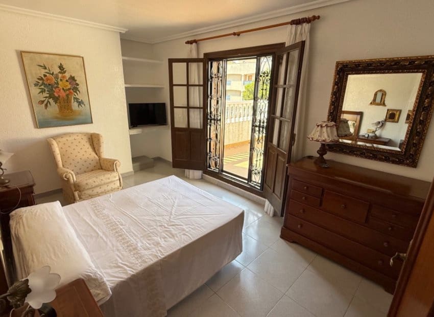 4 slaapkamer Villa te koop in La Zenia met zwembad - € 585.000 (Ref: 9211329)