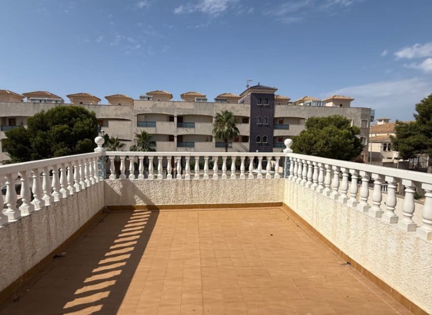 4 slaapkamer Villa te koop in La Zenia met zwembad - € 585.000 (Ref: 9211329)