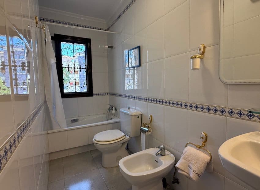 4 slaapkamer Villa te koop in La Zenia met zwembad - € 585.000 (Ref: 9211329)