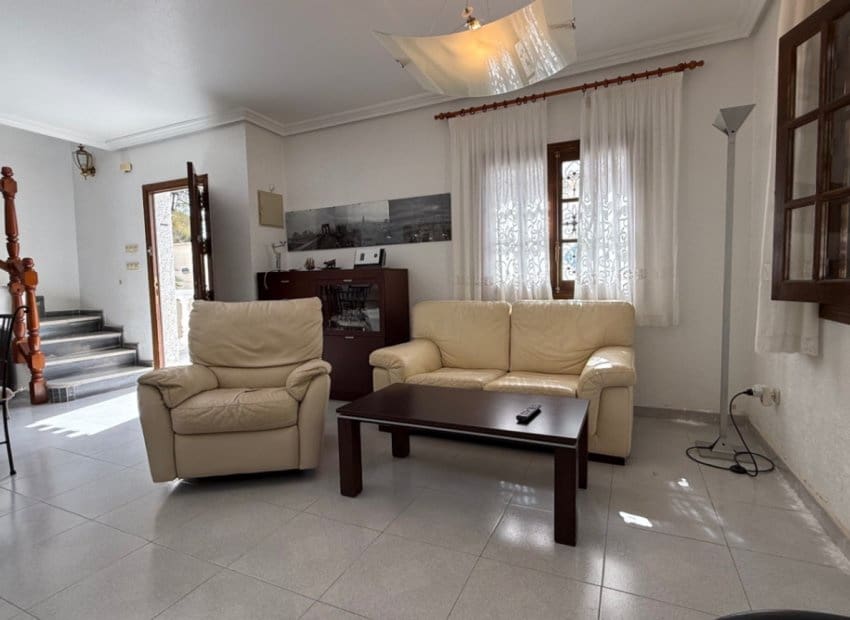 4 slaapkamer Villa te koop in La Zenia met zwembad - € 585.000 (Ref: 9211329)