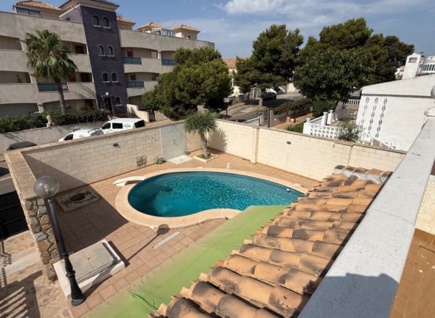 4 slaapkamer Villa te koop in La Zenia met zwembad - € 585.000 (Ref: 9211329)