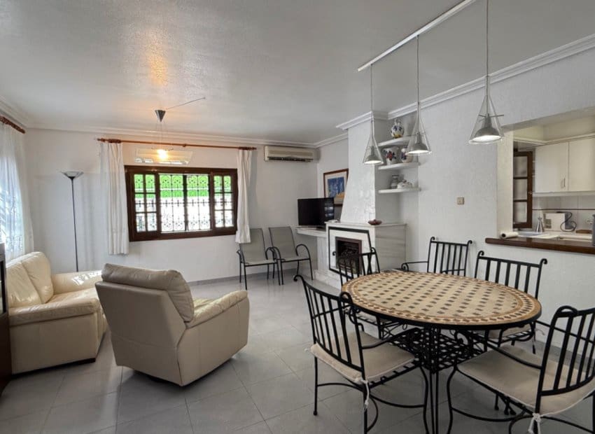 4 slaapkamer Villa te koop in La Zenia met zwembad - € 585.000 (Ref: 9211329)