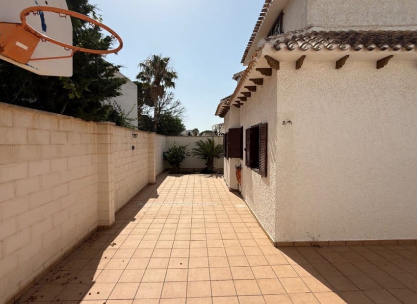 4 slaapkamer Villa te koop in La Zenia met zwembad - € 585.000 (Ref: 9211329)
