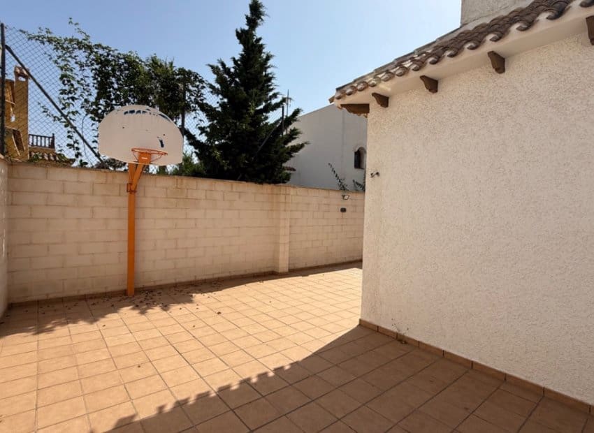 4 slaapkamer Villa te koop in La Zenia met zwembad - € 585.000 (Ref: 9211329)
