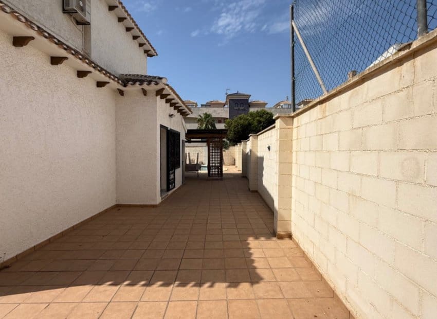 4 slaapkamer Villa te koop in La Zenia met zwembad - € 585.000 (Ref: 9211329)