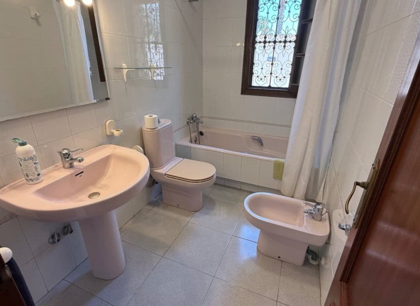 4 slaapkamer Villa te koop in La Zenia met zwembad - € 585.000 (Ref: 9211329)