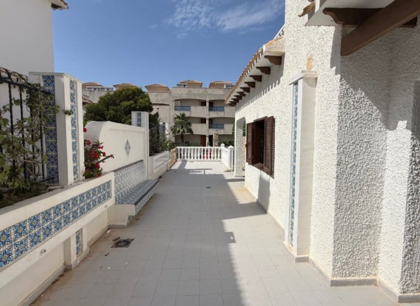 4 slaapkamer Villa te koop in La Zenia met zwembad - € 585.000 (Ref: 9211329)