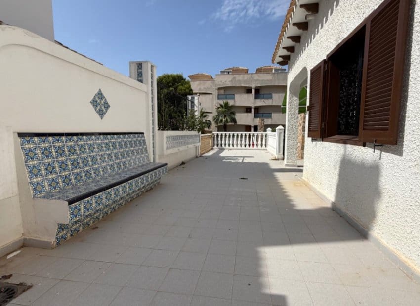 4 slaapkamer Villa te koop in La Zenia met zwembad - € 585.000 (Ref: 9211329)