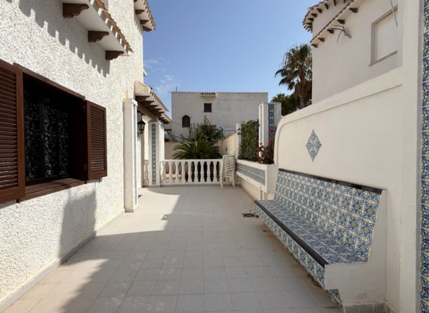 4 slaapkamer Villa te koop in La Zenia met zwembad - € 585.000 (Ref: 9211329)