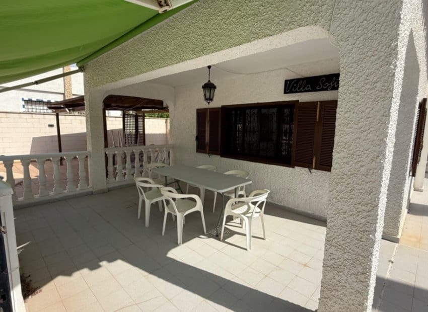 4 slaapkamer Villa te koop in La Zenia met zwembad - € 585.000 (Ref: 9211329)
