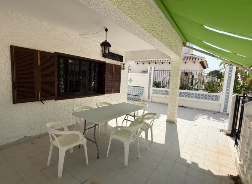 4 slaapkamer Villa te koop in La Zenia met zwembad - € 585.000 (Ref: 9211329)