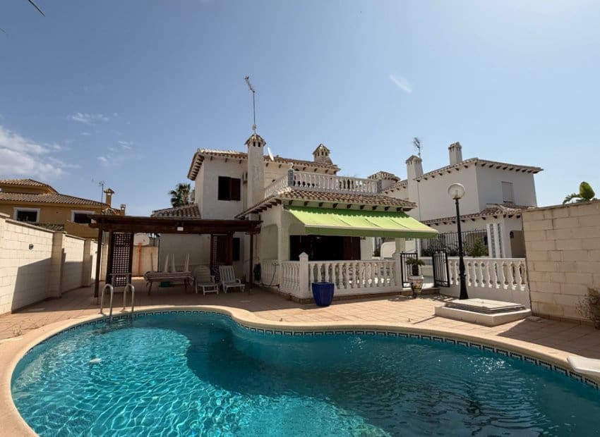 4 slaapkamer Villa te koop in La Zenia met zwembad - € 585.000 (Ref: 9211329)