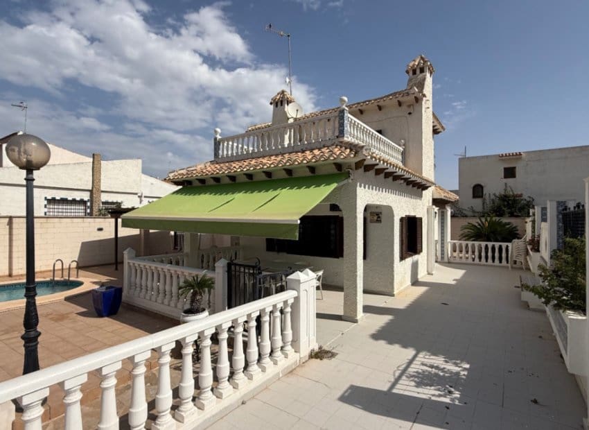 4 slaapkamer Villa te koop in La Zenia met zwembad - € 585.000 (Ref: 9211329)