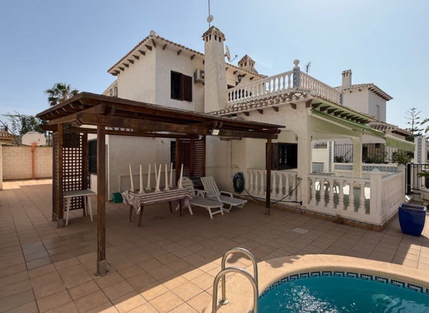 4 slaapkamer Villa te koop in La Zenia met zwembad - € 585.000 (Ref: 9211329)