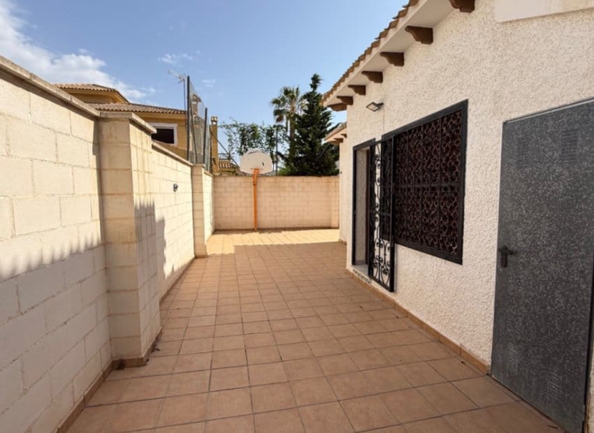 4 slaapkamer Villa te koop in La Zenia met zwembad - € 585.000 (Ref: 9211329)