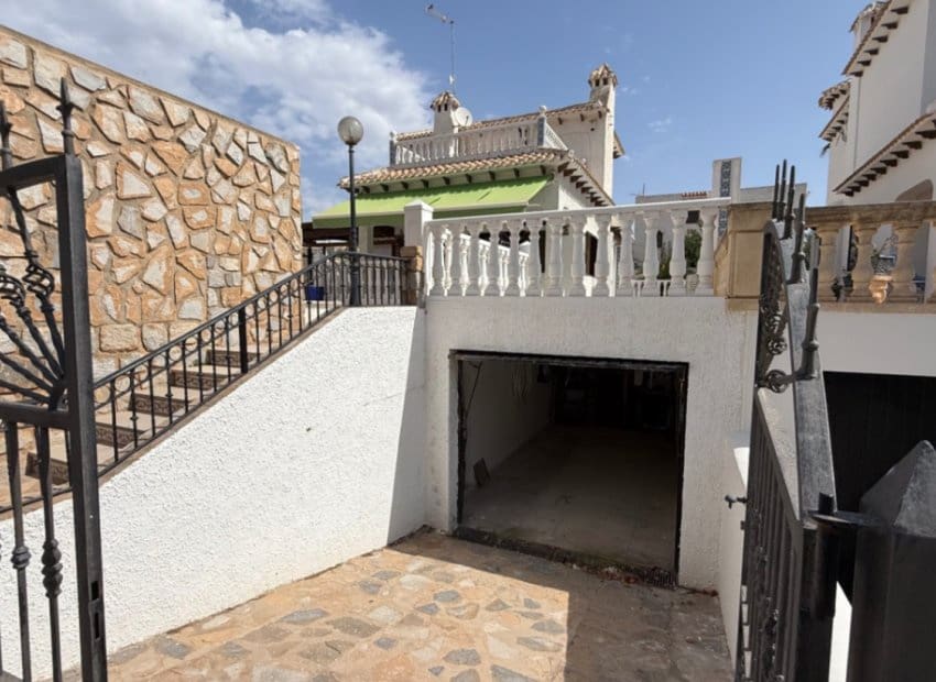 4 slaapkamer Villa te koop in La Zenia met zwembad - € 585.000 (Ref: 9211329)