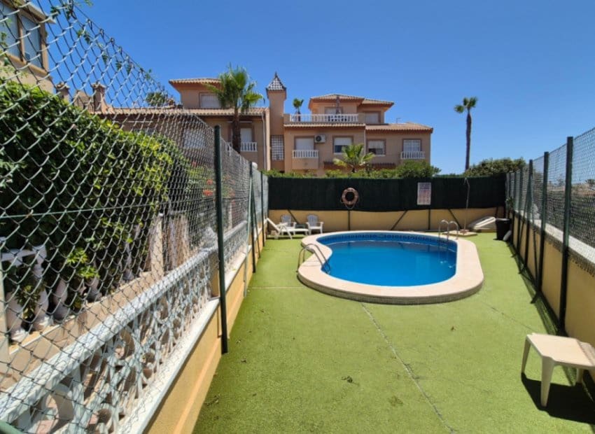 3 chambre Maison de Ville à vendre à Torrevieja avec piscine - 235 000 € (Ref: 9211333)