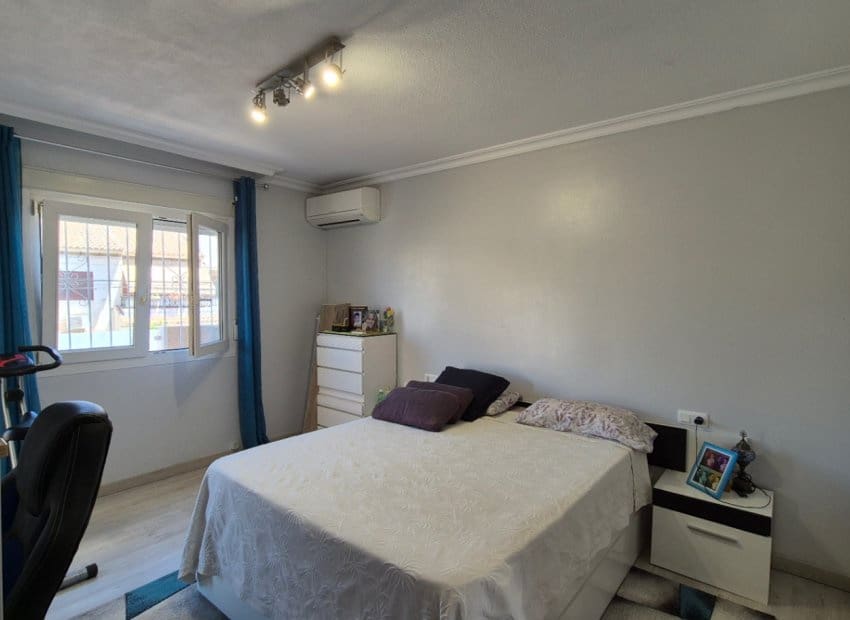 3 chambre Maison de Ville à vendre à Torrevieja avec piscine - 235 000 € (Ref: 9211333)