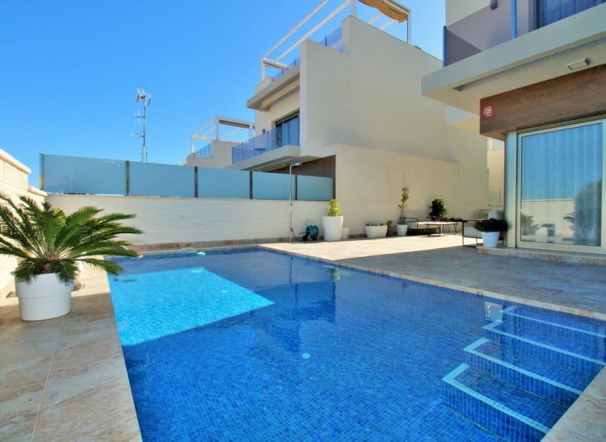3 bedroom Villa for sale in Villamartin with pool - € 448,000 (Ref: 9211449)
