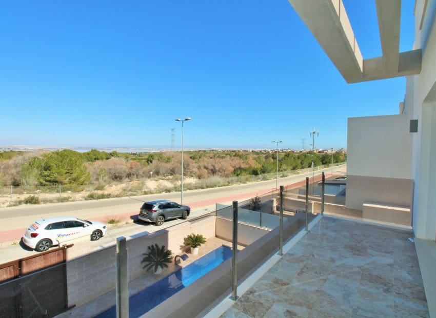 3 bedroom Villa for sale in Villamartin with pool - € 448,000 (Ref: 9211449)