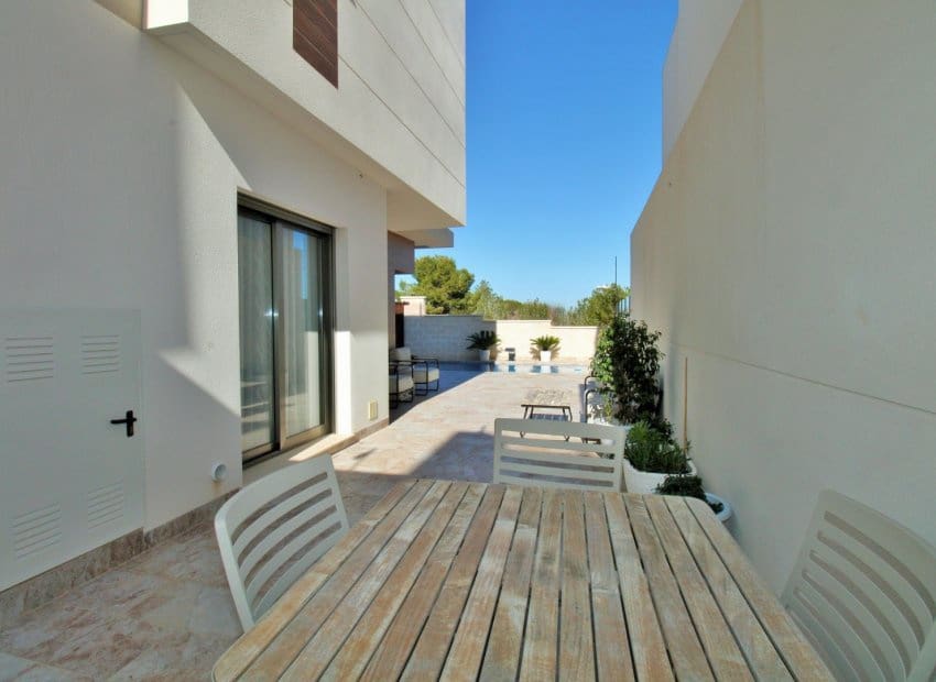 3 bedroom Villa for sale in Villamartin with pool - € 448,000 (Ref: 9211449)