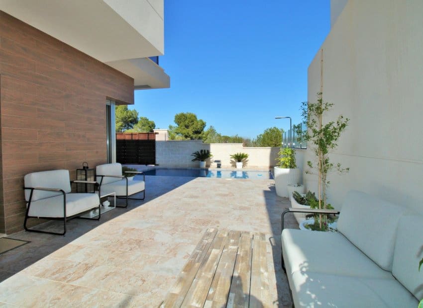 3 bedroom Villa for sale in Villamartin with pool - € 448,000 (Ref: 9211449)