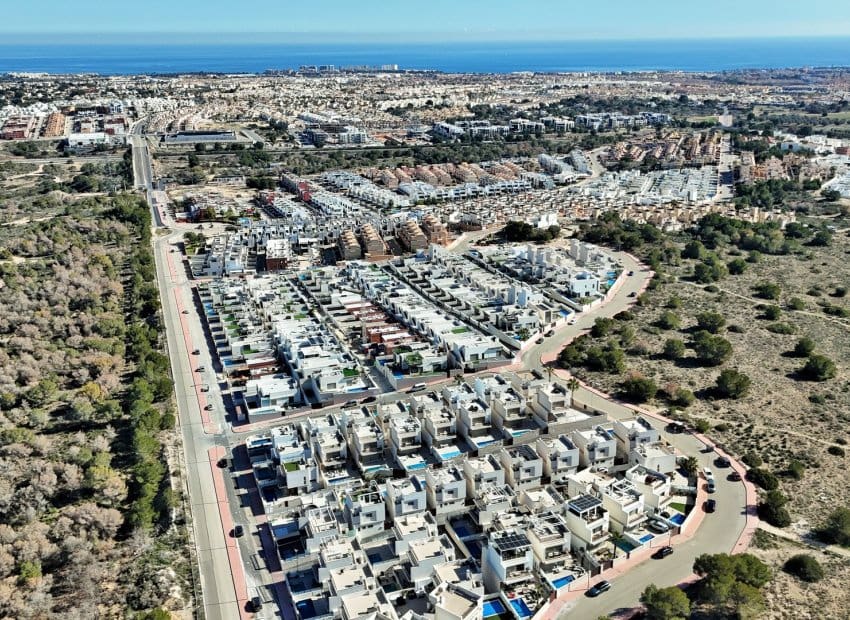 3 bedroom Villa for sale in Villamartin with pool - € 448,000 (Ref: 9211449)