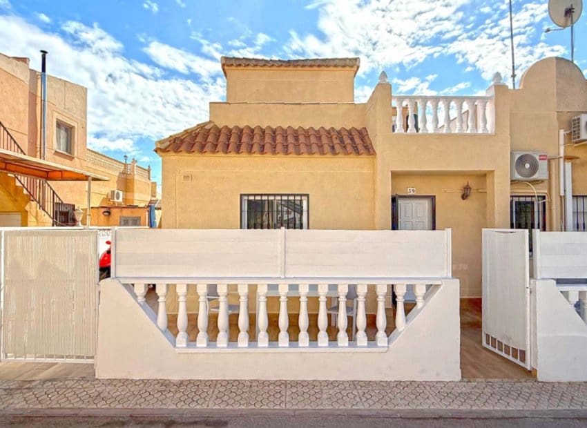 4 makuuhuone Omakotitalo myytävänä paikassa Torrevieja - 189 950 € (Ref: 9211454)
