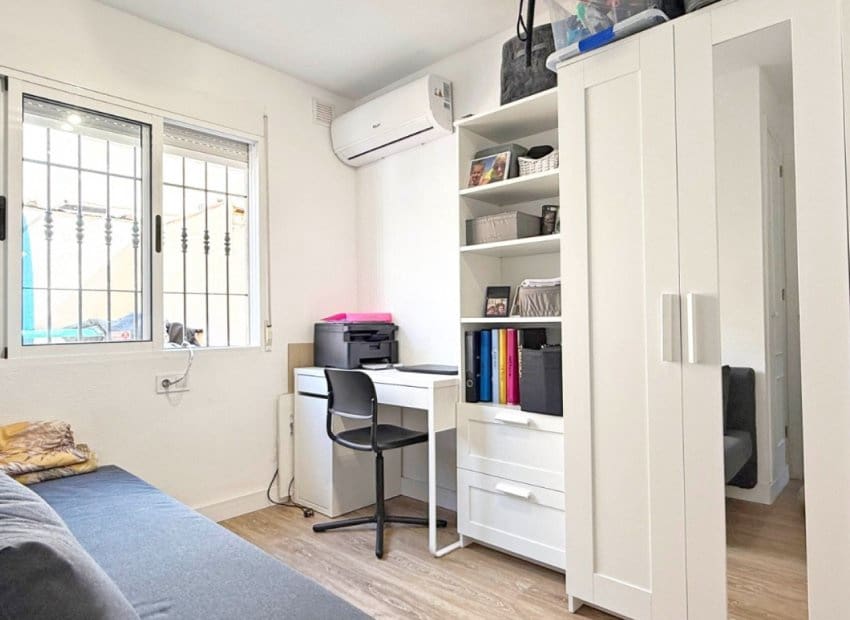 4 makuuhuone Omakotitalo myytävänä paikassa Torrevieja - 189 950 € (Ref: 9211454)