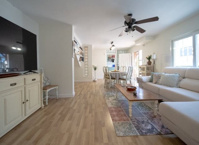 4 slaapkamer Halfvrijstaande villa te koop in Los Balcones met zwembad - € 490.000 (Ref: 9211467)