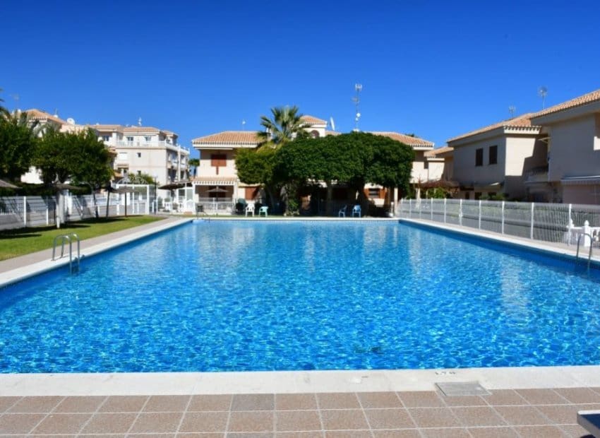3 quarto Casa em Banda para venda em Playa Flamenca com piscina - 239 000 € (Ref: 9221437)