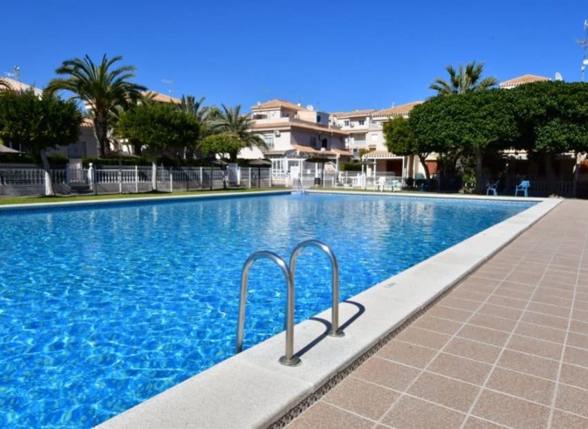 3 quarto Casa em Banda para venda em Playa Flamenca com piscina - 239 000 € (Ref: 9221437)