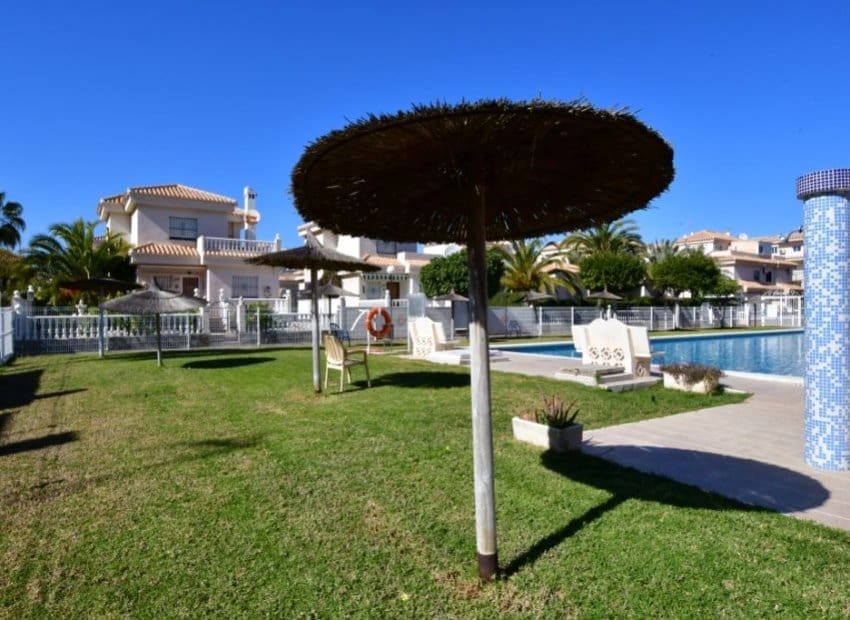 3 quarto Casa em Banda para venda em Playa Flamenca com piscina - 239 000 € (Ref: 9221437)