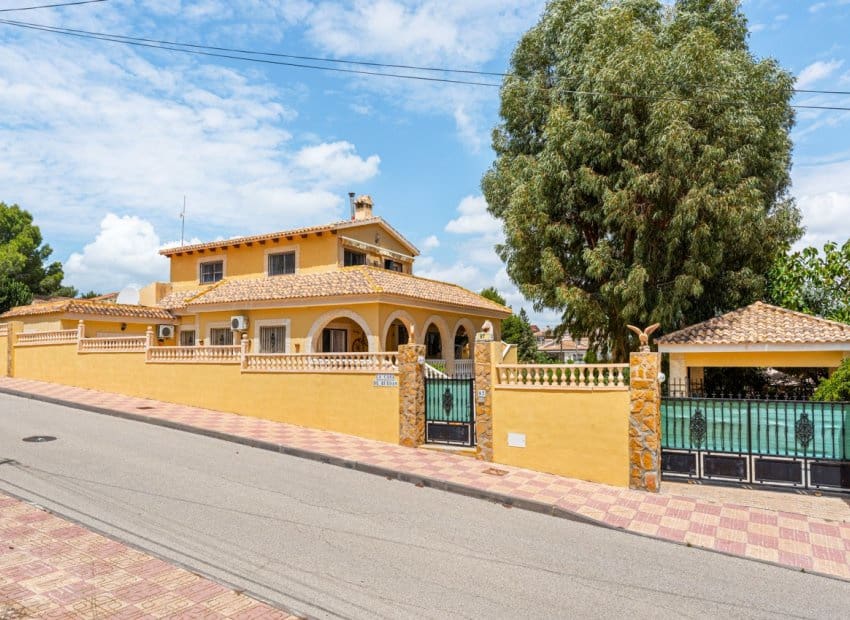 4 Zimmer Villa zu verkaufen in Jacarilla mit Pool - 350.000 € (Ref: 9245766)