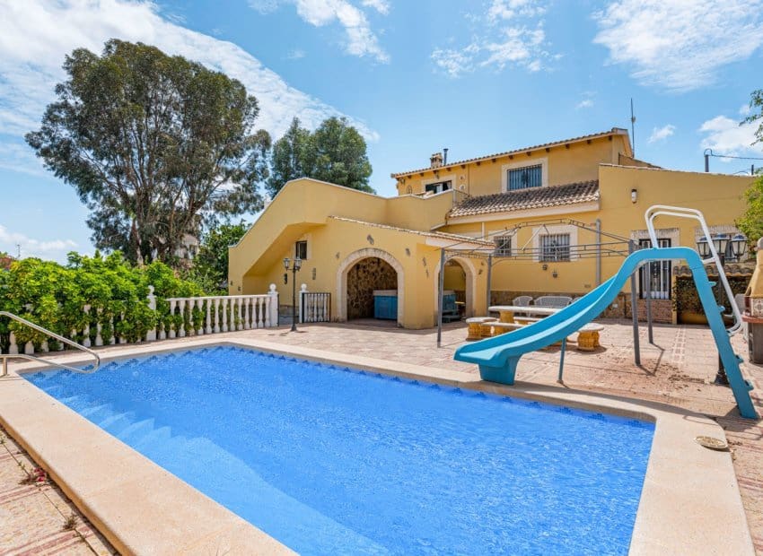 4 Zimmer Villa zu verkaufen in Jacarilla mit Pool - 350.000 € (Ref: 9245766)
