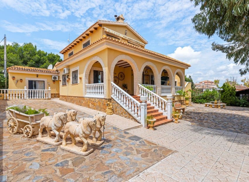 4 Zimmer Villa zu verkaufen in Jacarilla mit Pool - 350.000 € (Ref: 9245766)