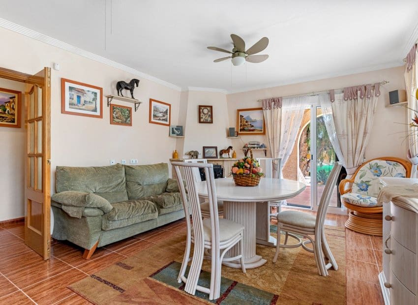 4 Zimmer Villa zu verkaufen in Jacarilla mit Pool - 350.000 € (Ref: 9245766)