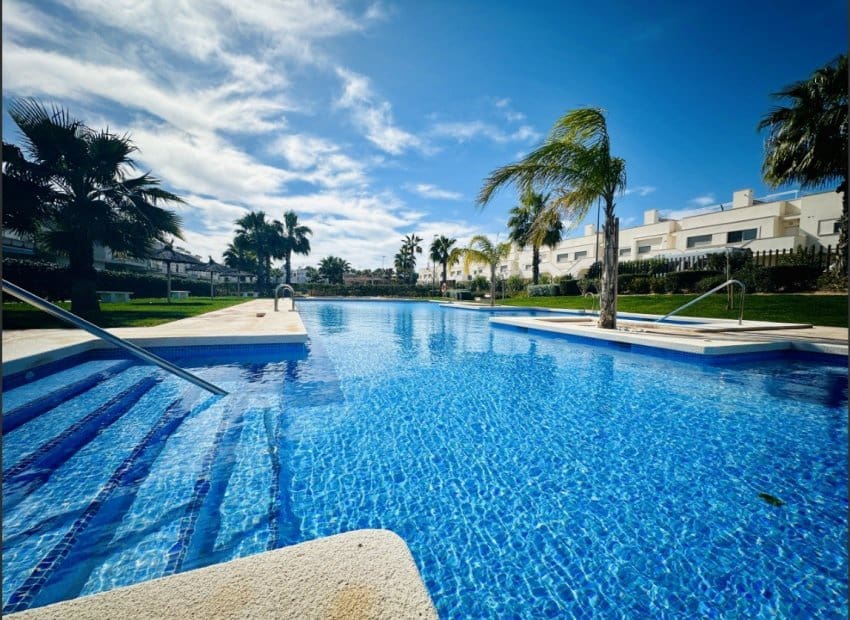 2 soveværelse Lejlighed til salg i Entre Naranjos med swimmingpool - € 235.000 (Ref: 9255883)