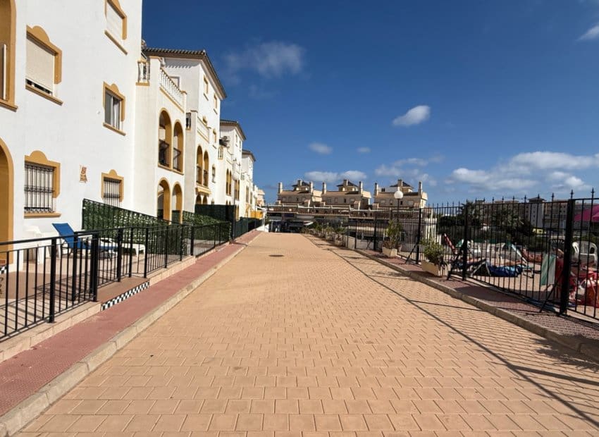 3 slaapkamer Appartement te koop in La Zenia met zwembad - € 204.900 (Ref: 9267618)